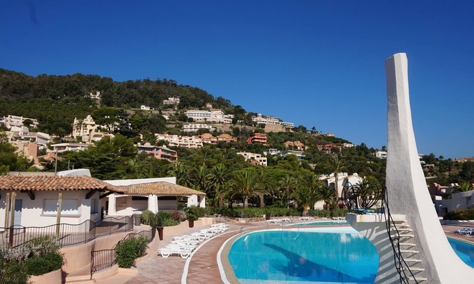 Theoule-Superieur Apartment | sea ​view Apartment Direct access private beach, swimming pools, sauna, hammam, tennis etc.