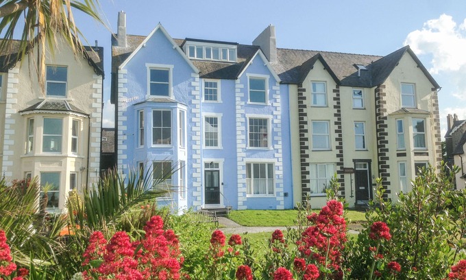 Llanfairfechan Apartment | SEA VIEW APARTMENT, family friendly, with a garden in Llanfairfechan