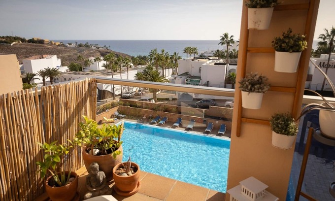 Esquinzo Apartment | Sea view apartment 4pax with pool near the beach