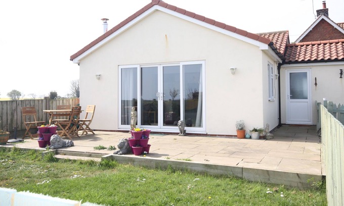 Mappleton House | Sea View bungalow, spacious open plan and pet friendly.