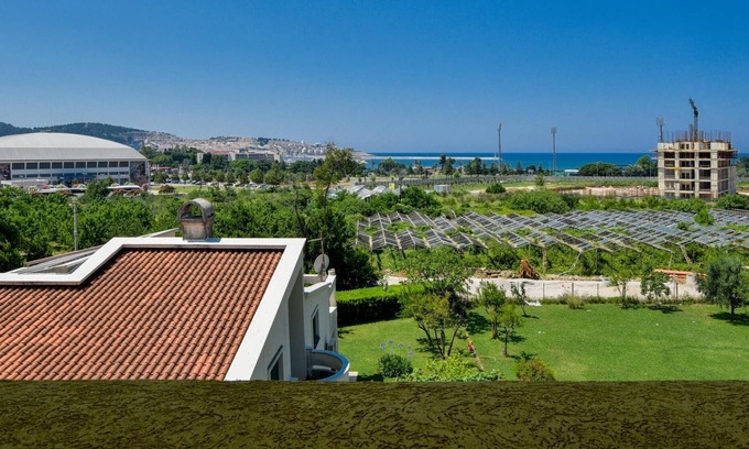 Zeljeznica Apartment | Sea View Flat w Balcony in Bar, Montenegro