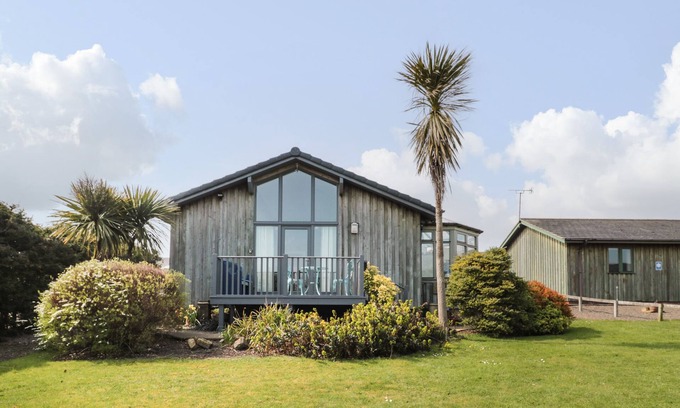 South Charlton Cottage | SEA VIEW LODGE, family friendly, with a garden in Warkworth