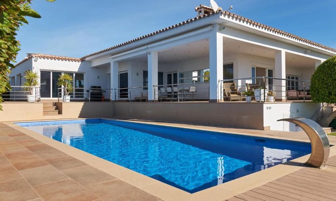 Urbanizacion el Rosario Villa | Sea view modern villa El Rosario Marbella