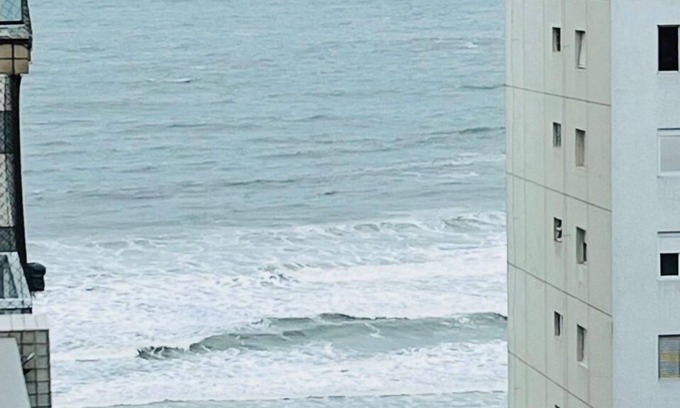 Pitangueiras Apartment | Sea view Pitangueiras. Beach service. Garage. Safety net.