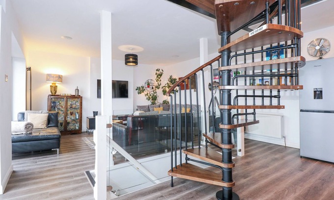 Penrhyn Bay House | SEA VIEW, pet friendly, with hot tub in Penrhyn Bay