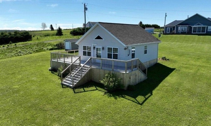 Clinton Cottage | Sea View Stay & Play! Close to golf, beaches, waterfront and more!