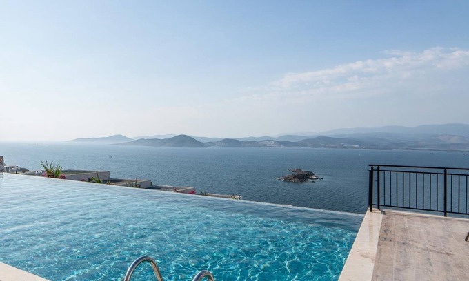 Bogazici Villa | Sea View Villa w Garden, Balcony By Beach in Milas