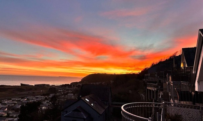 Llanddowror Apartment | Sea Views, Hot tub, Balcony, 4 star Visit Wales