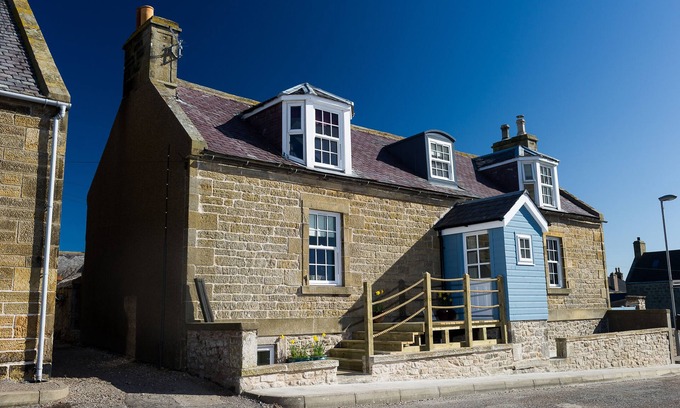 Burghead House | Sea Views, Sauna, Jacuzzi Bath, Decking, BBQ, Summer House, Perfect!