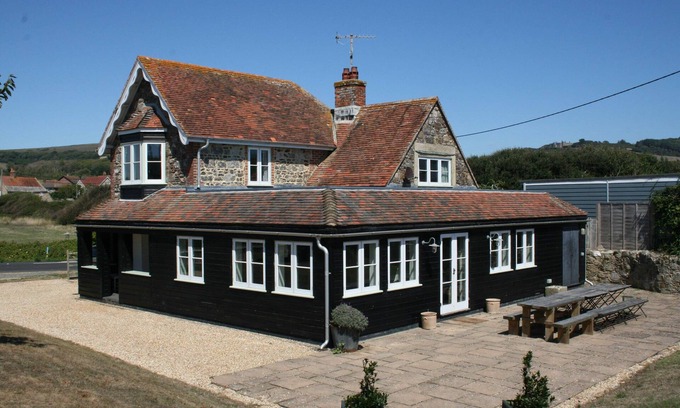Newport House | Sea views, short stroll to a beautiful sandy beach