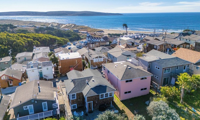 Dillon Beach House | SeaBreeze:BeachCottage Full of Warmth&Charm!5 min Walk to Beach!GmRm/Pup/WiFi