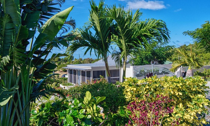 Estate Pastory Cottage | Seabreeze cottage with private pool and sunset view