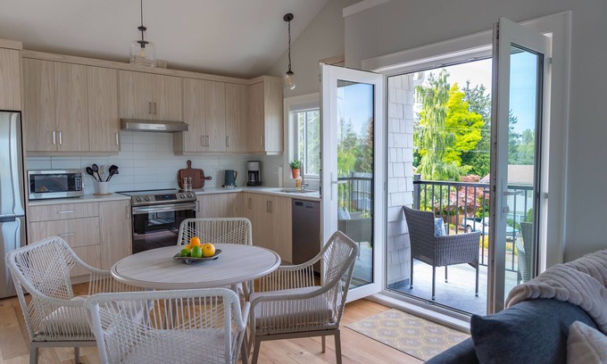 Regional District of Nanaimo House | Seabreeze Haus Lantzville (Entire Guest-Suite)