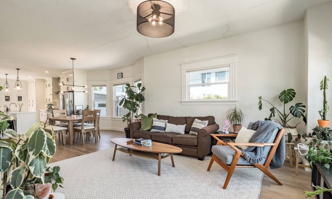 Upper Seabright House | Seabright Oasis - Sunny Deck, 15min walk to Beach & Harbor