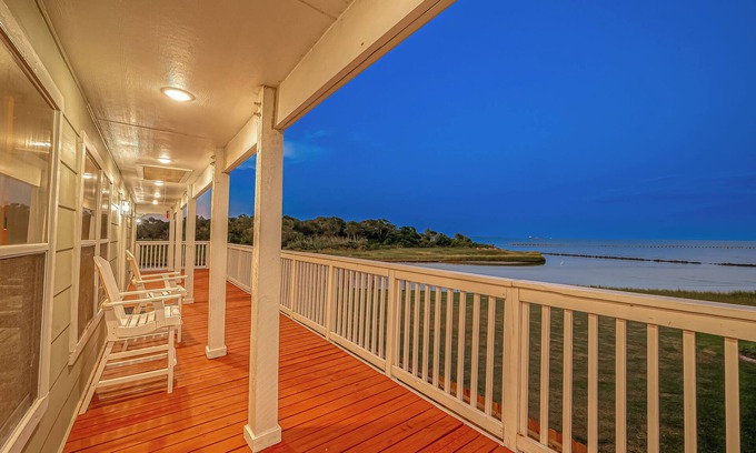 El Lago House | Seabrook/Kemah/Huge Deck, Games, Fishing/Pet-Friendly & Ready for Sun!