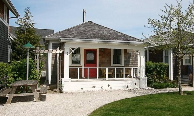 Seabrook House | Seabrook's Aloha Cottage: Dog Friendly!