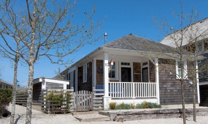 Seabrook House | Seabrook's Beach Reflections, a tranquil home near Town Center!