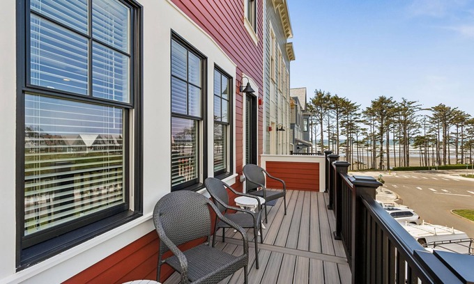 Seabrook House | Seabrook's Blue Horizon: Ocean views steps from town center, pet free!