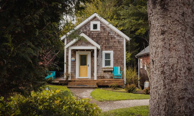 Seabrook House | Seabrook's Book at the Beach: Dog Friendly, Hot Tub!