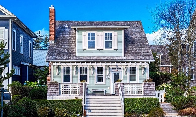 Seabrook House | Seabrook's Ocean Song: Oceanview & Dog Friendly