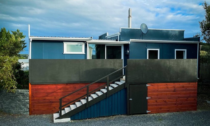 Foxton Beach House | Seabury Lookout – Classic Kiwi Bach with Views!