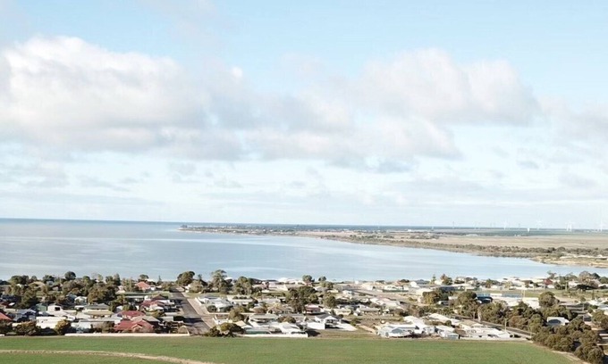 Melville House | Seachange @ Coobowie Holiday Home (sleeps 12 guests)