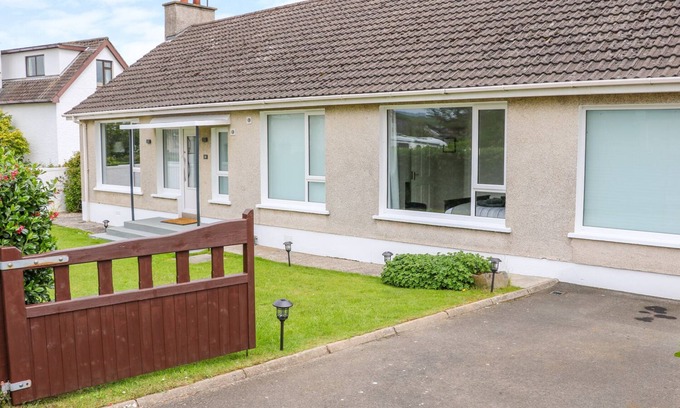 Castlerock Cottage | SEACOAST COTTAGE, pet friendly, country holiday cottage in Castlerock