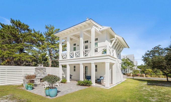 Seacrest House | Seacrest West cozy couples’ retreat—3-min to beach, outdoor fireplace, & 2 bikes