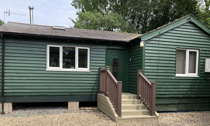 Llansteffan Cabin | SEADRIFT CABIN, pet friendly, with open fire in Llansteffan