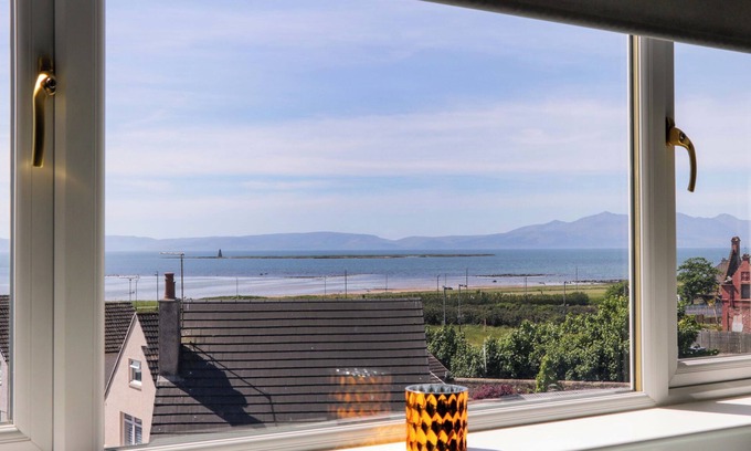 Ardrossan Cottage | SEAFIELD COURT, pet friendly, country holiday cottage in Ardrossan