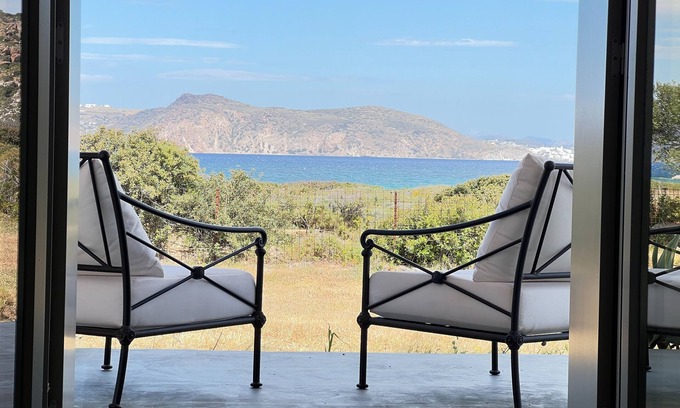 Milos Villa | Seafront 4-Bedroom Villa | 30sec walking distance from Fatourena sandy beach |