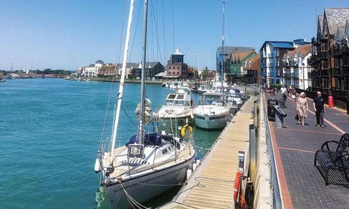 Littlehampton House | Seafront Apartment Private Garden & Free Parking