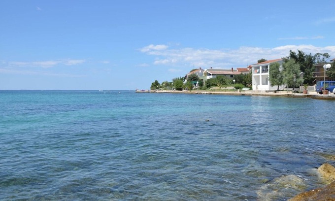 Diklo Apartment | Seafront Penthouse Apartment near Zadar