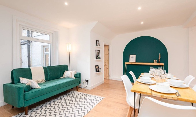 Cliftonville Apartment | Seafront retreat in Margate
