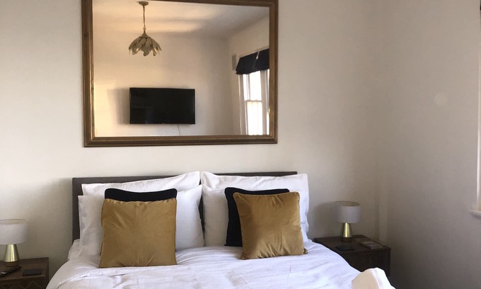 Seafront Apartment | ⭐️Seafront Sanctuary - art deco studio apartment with stunning city & sea views⭐️