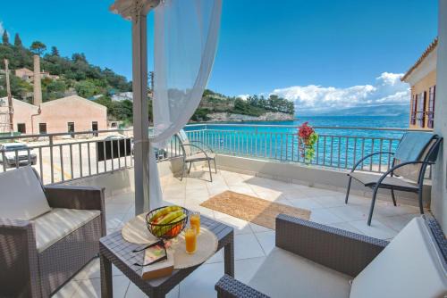 Longos House | Seafront studio