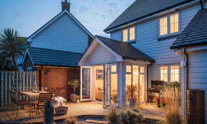 Camber Cottage | Seaglass - a cottage that sleeps 6 guests in 3 bedrooms