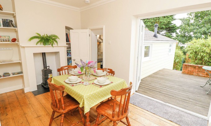 Cowes Cottage | SEAGULL’S PERCH, family friendly, country holiday cottage in Cowes