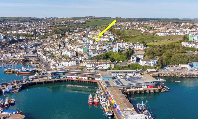 Brixham Cabin | Seagulls view is a modern 3 bedroom house sleeping up to 5 guests.