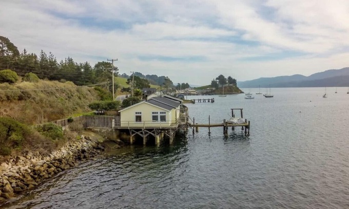 Marshall House | Seamist Studio | Cozy Coastal Getaway w/Bay Views