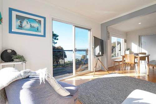 Dodges Ferry House | Seascape Cottage - Headland Stay near Whale Watching