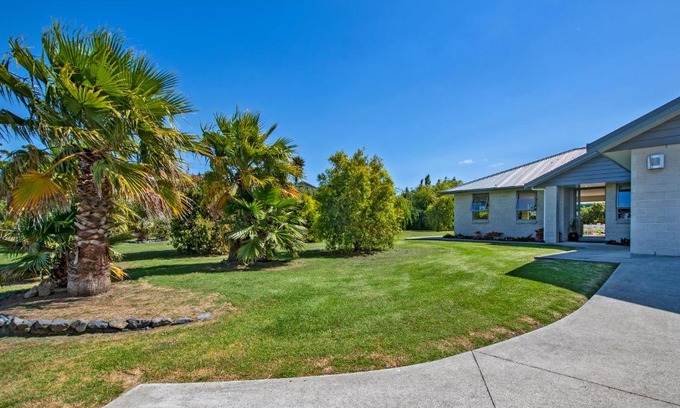 Waipu House | Seascape Haven - Waipu Holiday Home