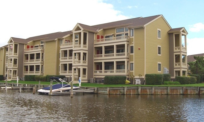 Heron Harbour Isle Condo | Seascape-Heron Harbour 200-9-Baywater 120th St, Pool, W/D, AC