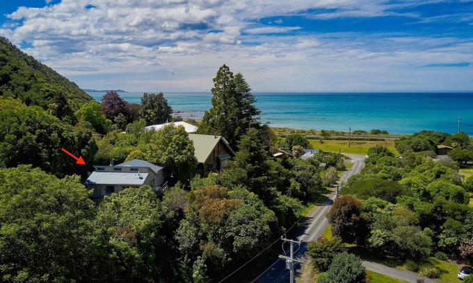 Canterbury House | Seascape Retreat - Kaikoura Holiday Home
