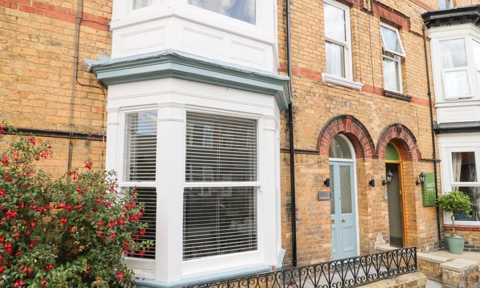 Muston Cottage | SEASCAPE VILLA, character holiday cottage, with hot tub in Filey