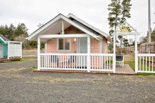 Grayland House | Seascapes Cottage 1-Bed by the Sea w fireplace