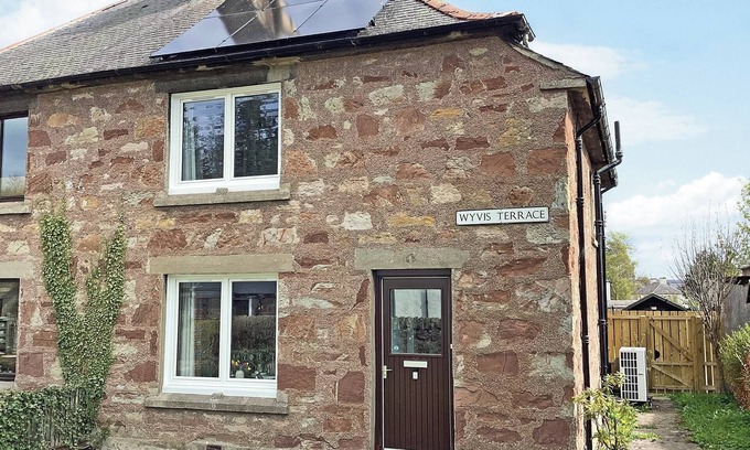 Dingwall Cottage | Seasgair is a cosy property located in Dingwall, close to all local amenities.