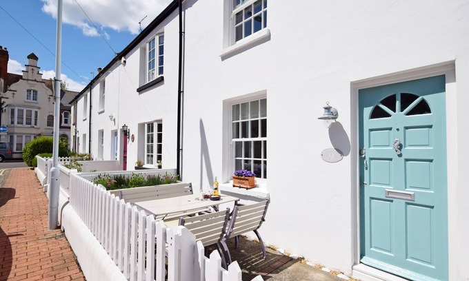 Worthing Cottage | Seashell Cottage - Worthing - sleeps 4 guests in 2 bedrooms