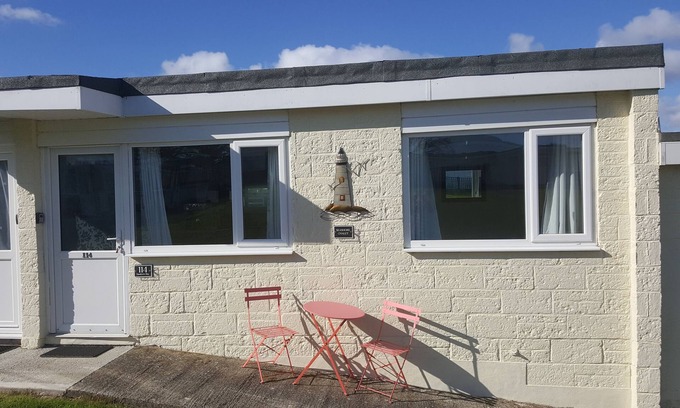 Sandown Ski Chalet | Seashore Chalet , holidays by the sea.