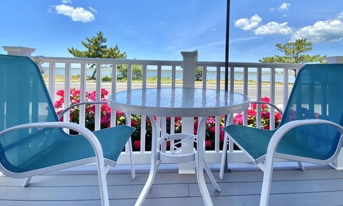 Avalon Cottage | Seashore COTTAGE with bay views